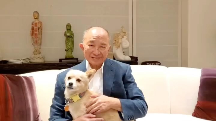 吳宇森夫婦帶著愛犬一同逃生。