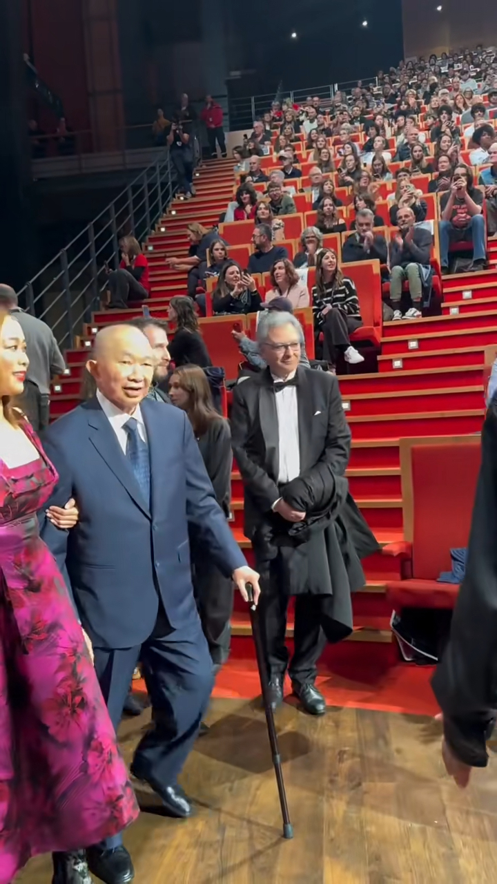另一段吳宇森出席同一電影節的影片流出,可見他在女兒攙扶下出場。