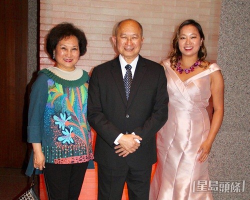 導演吳宇森曾與太太及演員女兒吳飛霞一同出席釜山電影節。