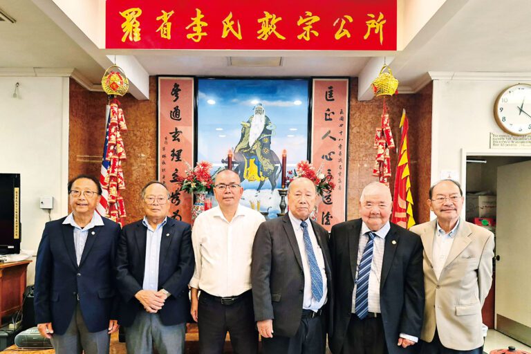 羅省李氏敦宗公所「慶祝中秋暨雙喜臨門」。左起：李金生、李健民、李錦生、李秀湛、李國俊、馬樹榮。主辦方提供