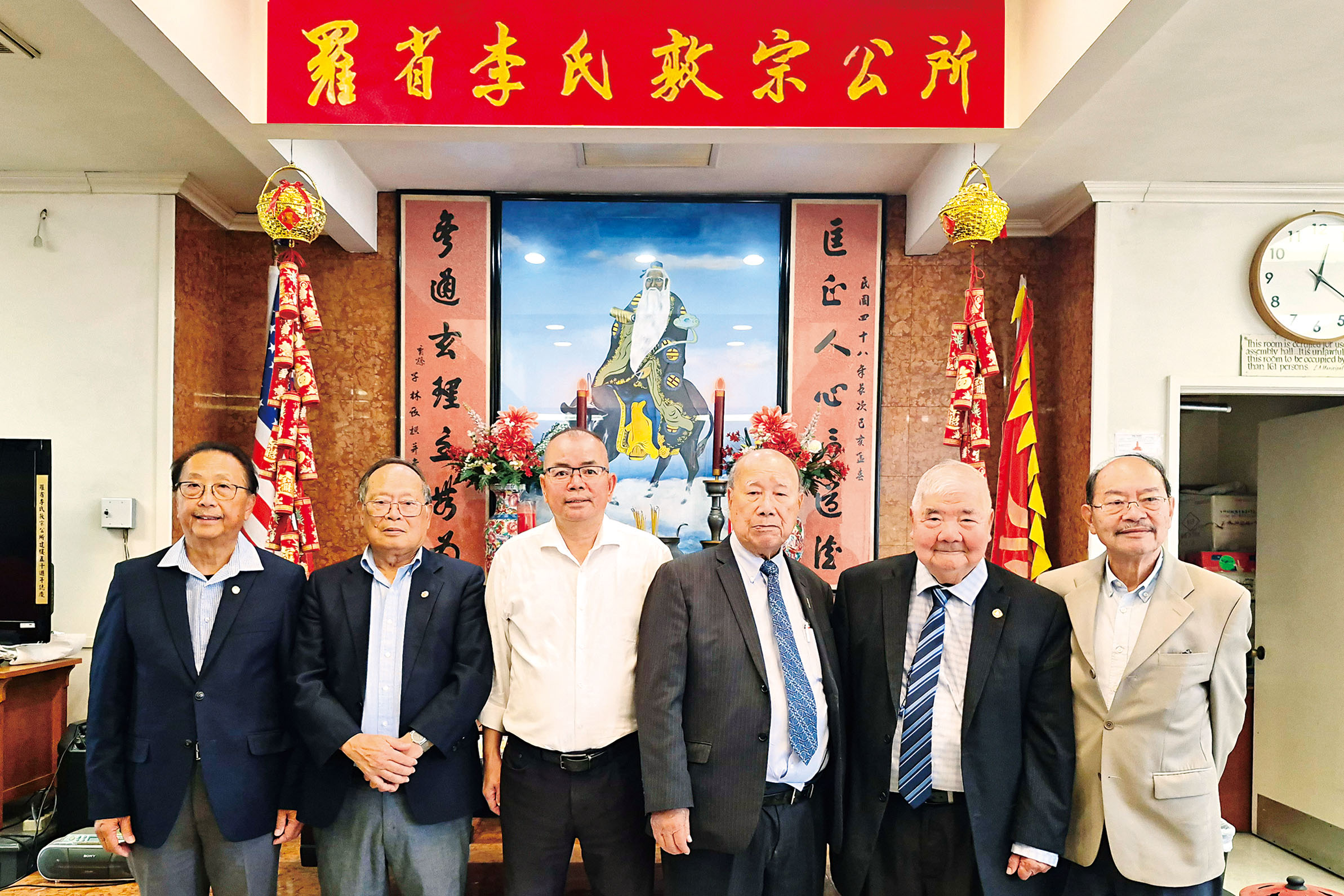羅省李氏敦宗公所「慶祝中秋暨雙喜臨門」。左起：李金生、李健民、李錦生、李秀湛、李國俊、馬樹榮。主辦方提供