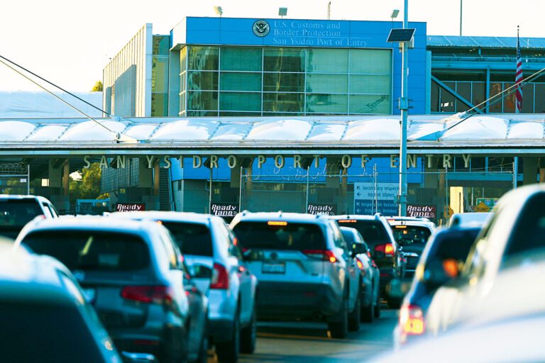 海關及邊境保護局（CBP）官員在聖伊西德羅(San Ysidro)口岸入境時，發現一名華男藏身於一輛吉普車後方的後備輪胎槽內。（示意圖）美聯社
