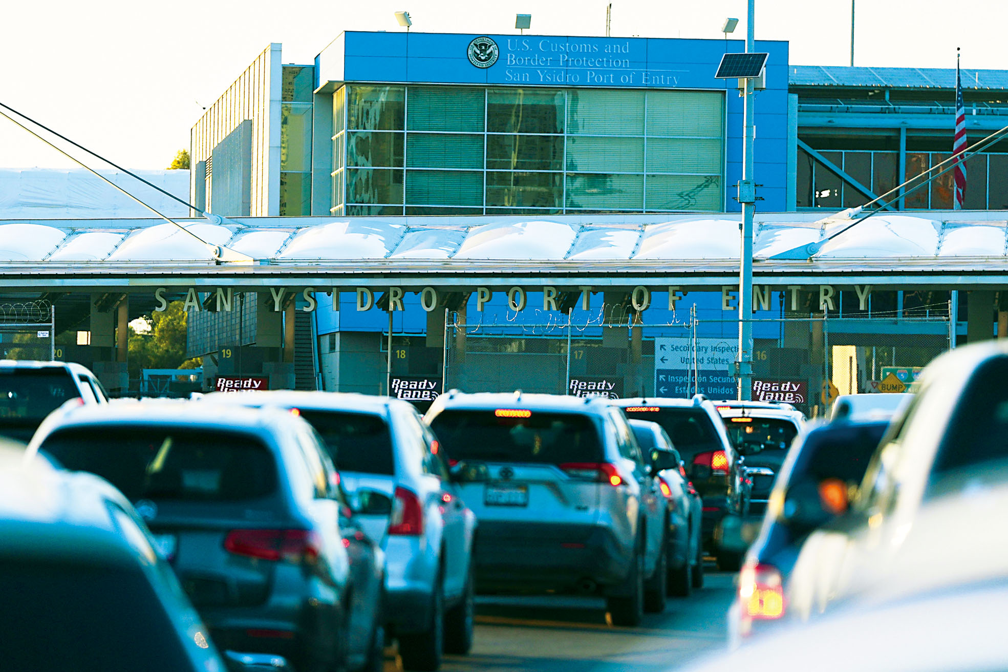 海關及邊境保護局(CBP)官員在聖伊西德羅(San Ysidro)口岸入境時,發現一名華男藏身於一輛吉普車後方的後備輪胎槽內。(示意圖)美聯社