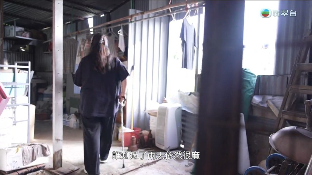 葉小姐拖著癱瘓的右腿走路不穩，身心承受巨大壓力。