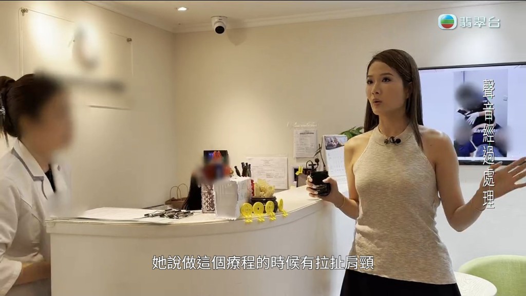 主持梁敏巧陪同事主到涉事門市，當面向職員質詢拉扯肩頸一事。