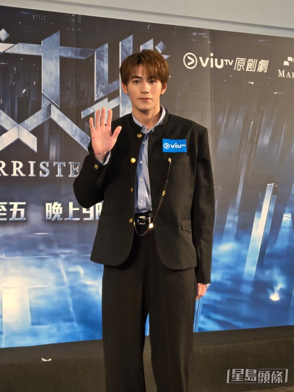 劇中魏浚笙的角色經常被女性客戶包圍。