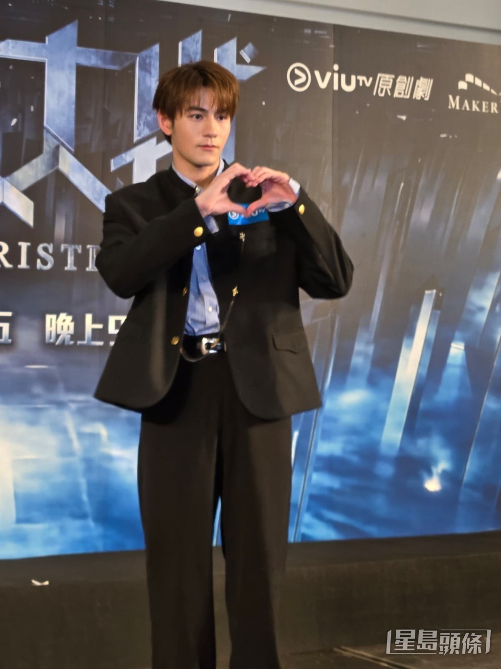 記者會上,魏浚笙向在場人士派送心心。