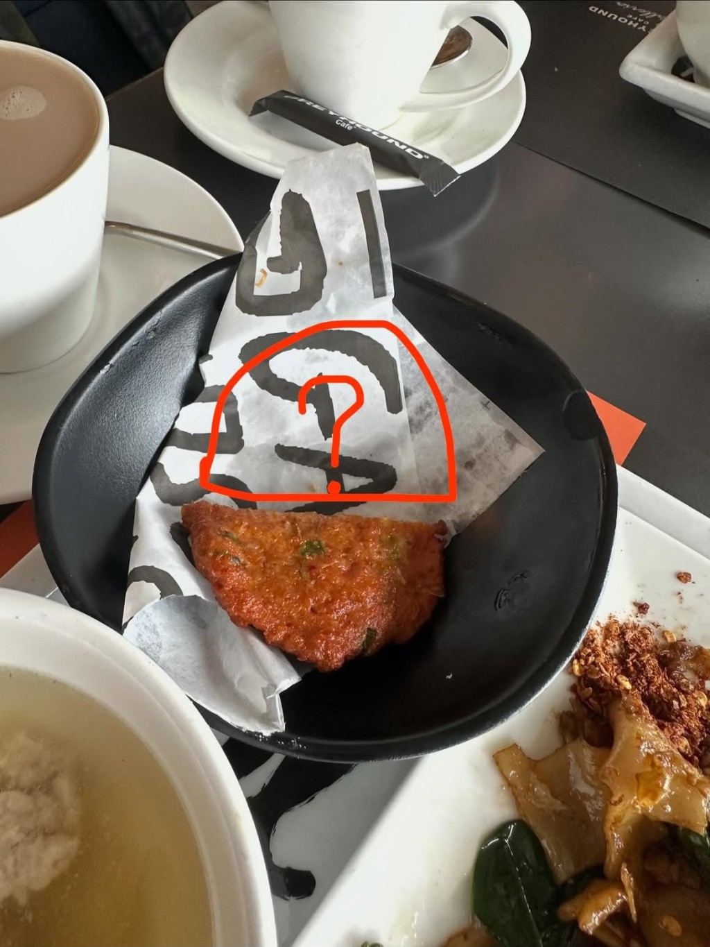 在食肆再遇，任達華調皮地夾走網民一件魚餅，但最後由他結賬。