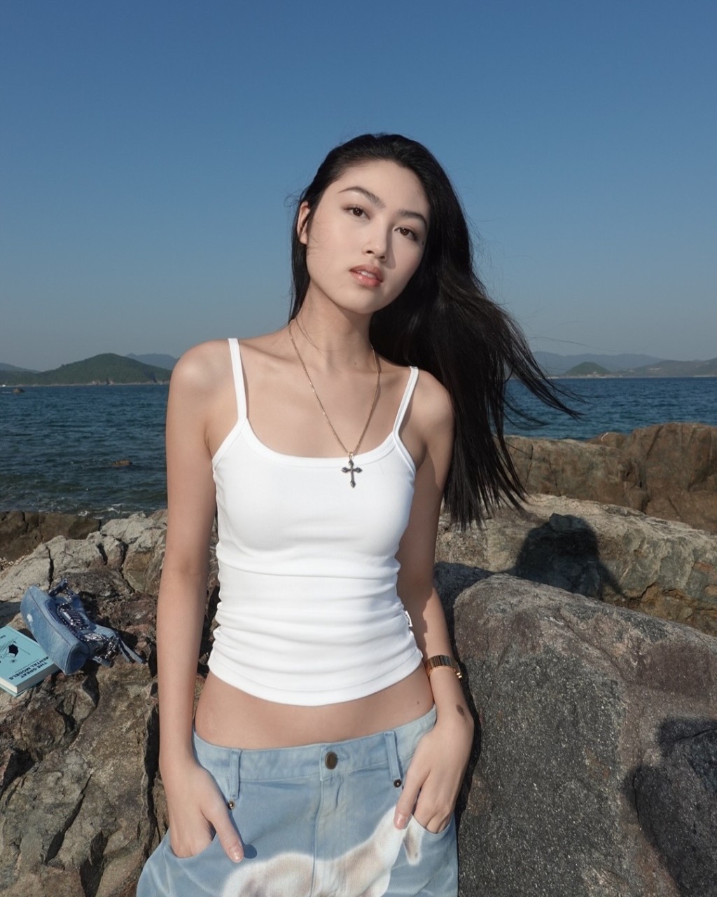 任晴佳的大半身照展現其魅力。