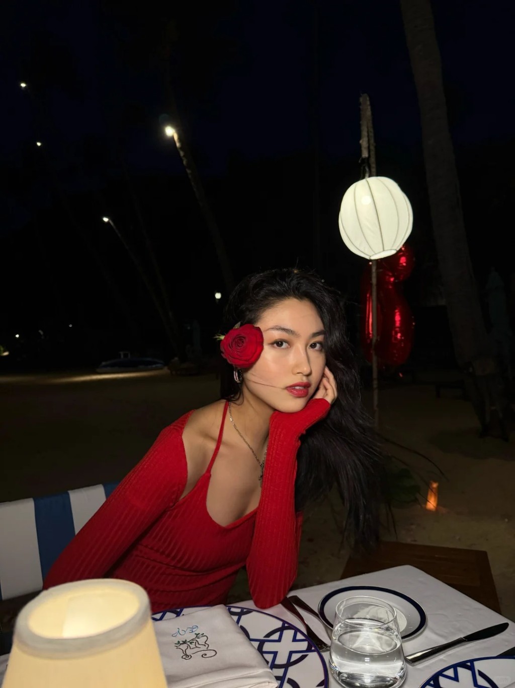 任晴佳以全紅色掛頸短裙現身，充滿女人味。