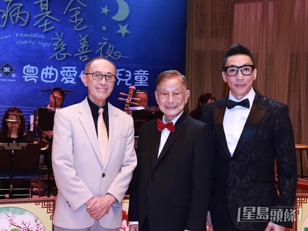 戲劇大師毛俊輝(左一)擔任朱慶祥博士(中)申請健力士紀錄的見證人,與弟子煒唐(右一)合影。