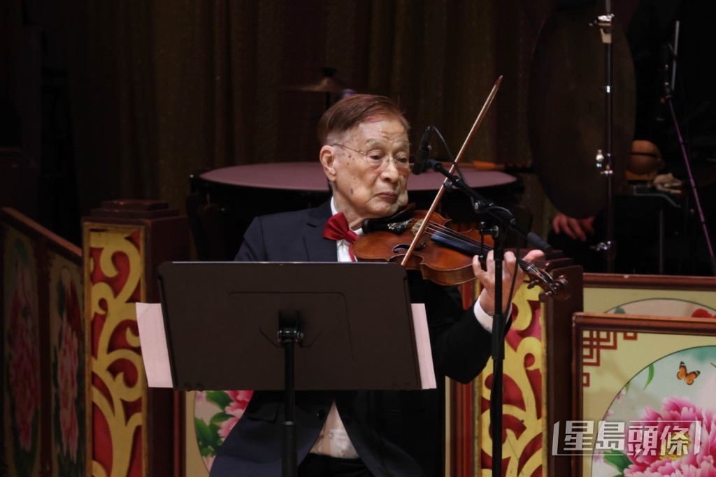 音樂大師朱慶祥在99歲之齡,精神矍鑠地登台演奏小提琴。