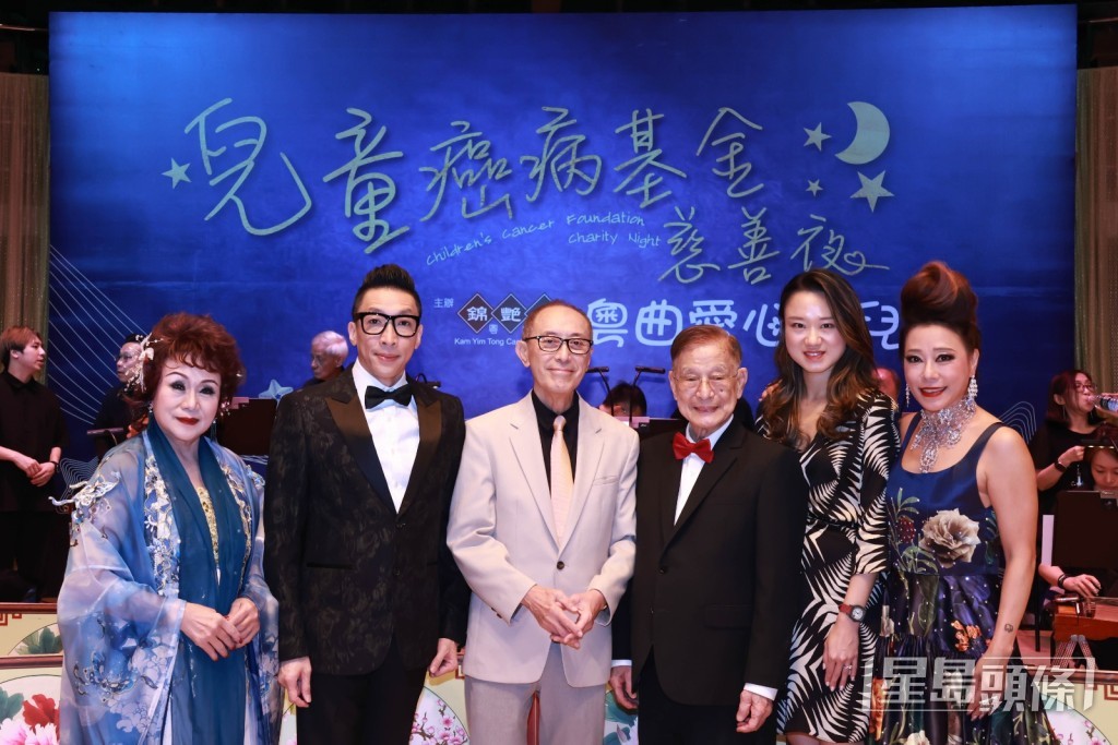 朱慶祥老師與嘉賓大合照。左起依次為:紅伶李鳳、文武生煒唐、戲劇大師毛俊輝、朱慶祥博士、駱允莊律師、錦艷棠主理人庾艷霞。