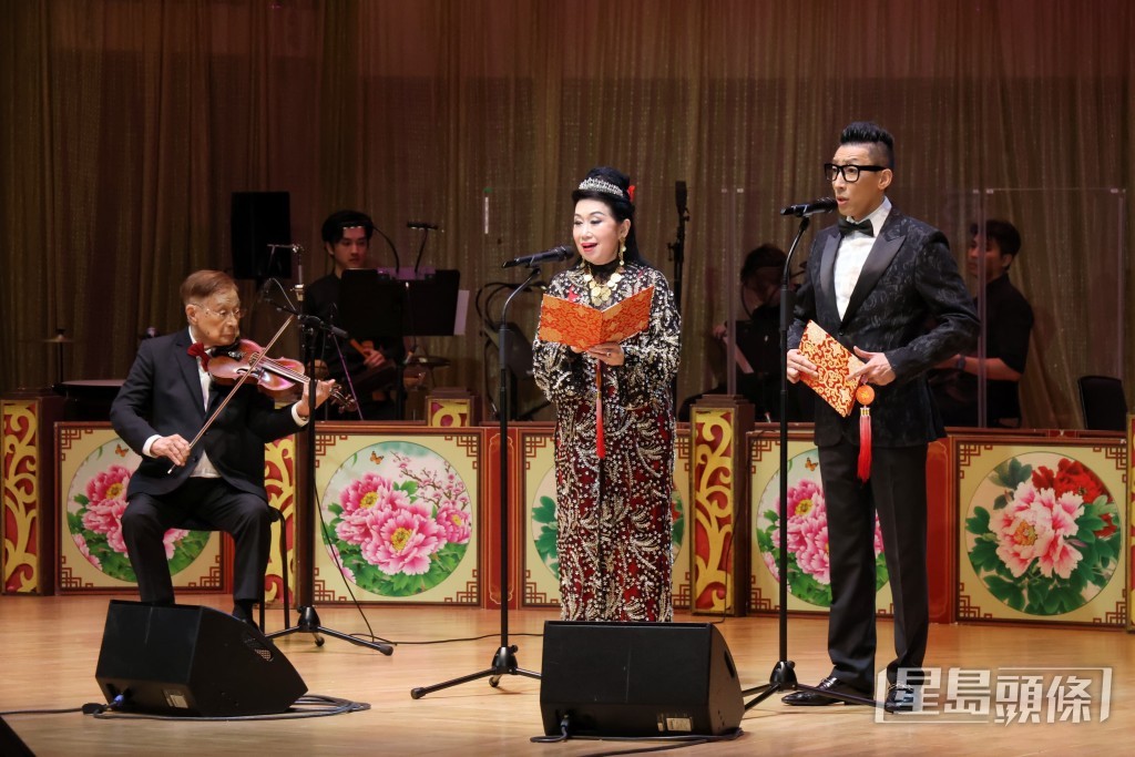 99歲的朱慶祥老師登台,以音樂領導身份為學生煒唐與甘何淑儀演唱的《再世紅梅記之脫阱救裴》進行小提琴伴奏。