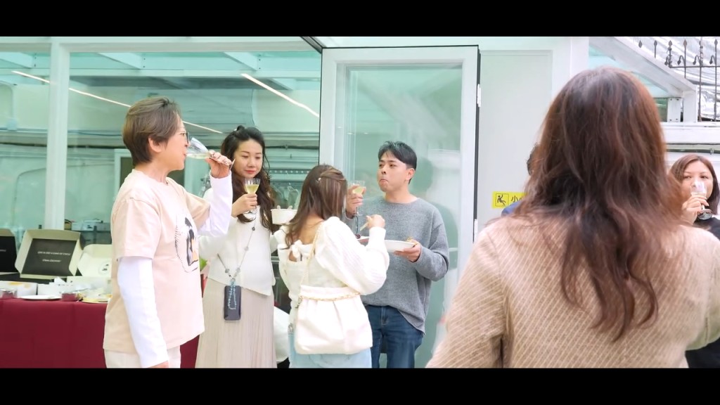 小艾本身有16隻狗,她曾表示愛犬大部分是收養回來。