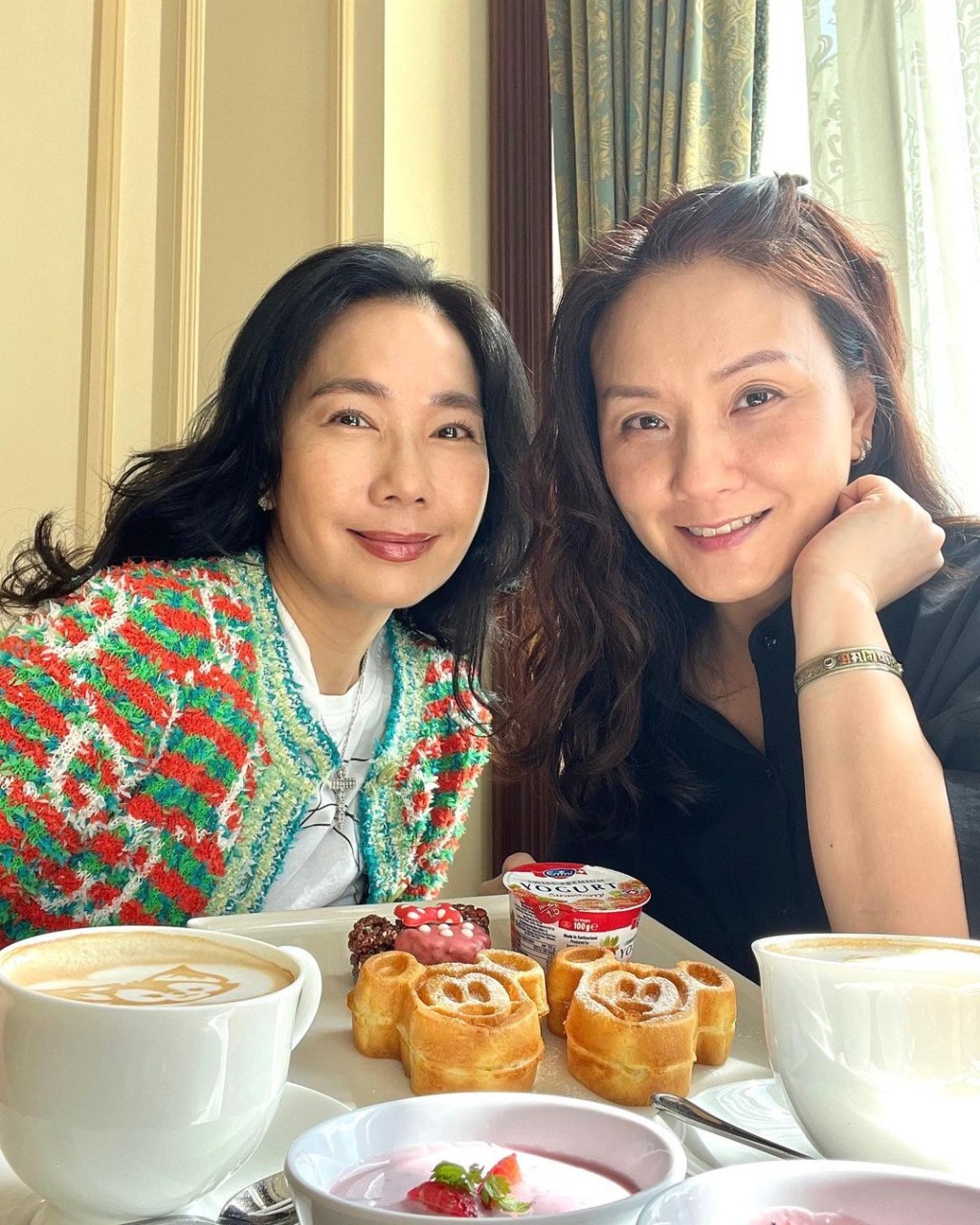 與湘漪女兒李懿華(右)情同姊妹。