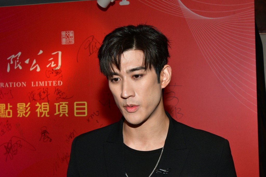 李治廷當時以佩戴婚戒的造型出現。