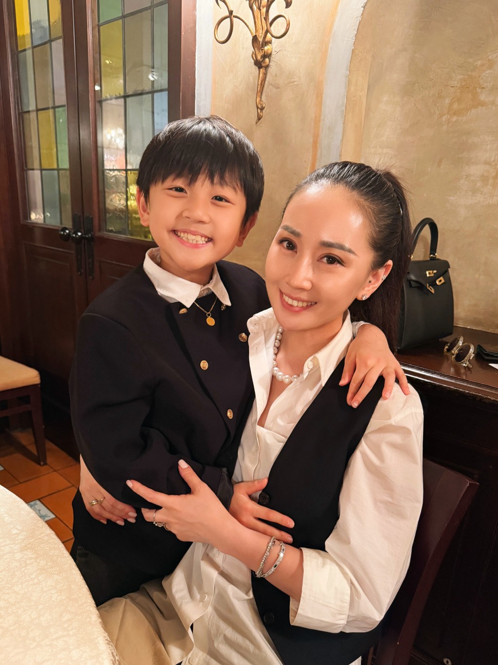 囝囝緊抱媽咪合照，母子情深。