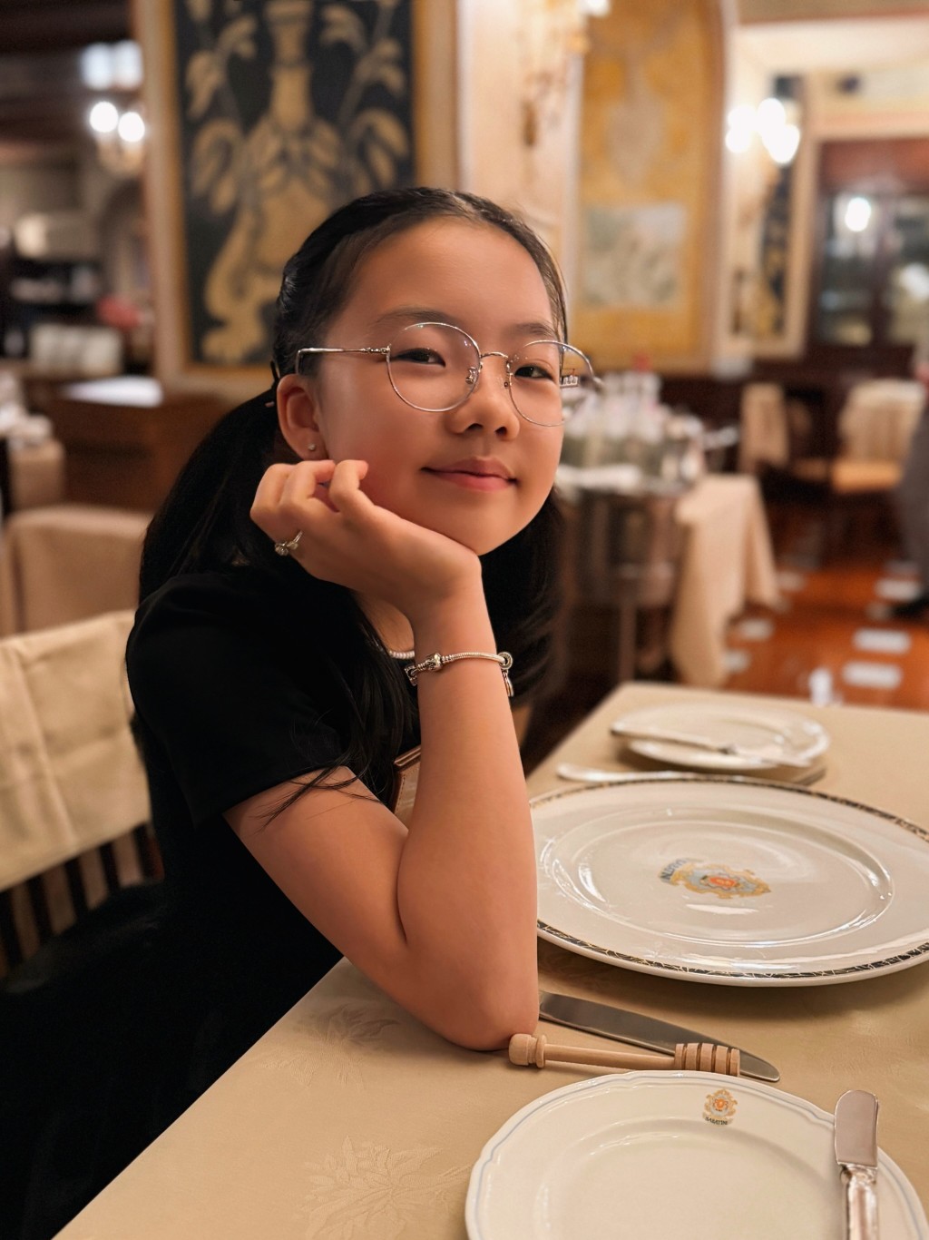譚俊彥女兒樣子甜美，對著鏡頭單手托腮。