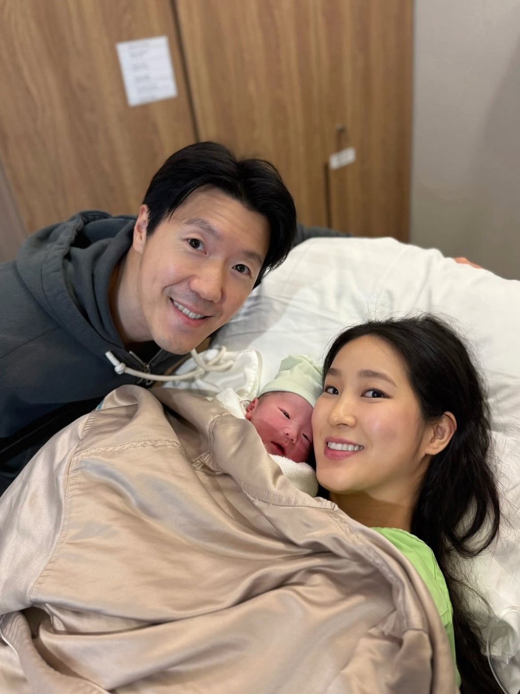 黃碧蓮與丈夫及剛出生的兒子拍攝一家三口合照。