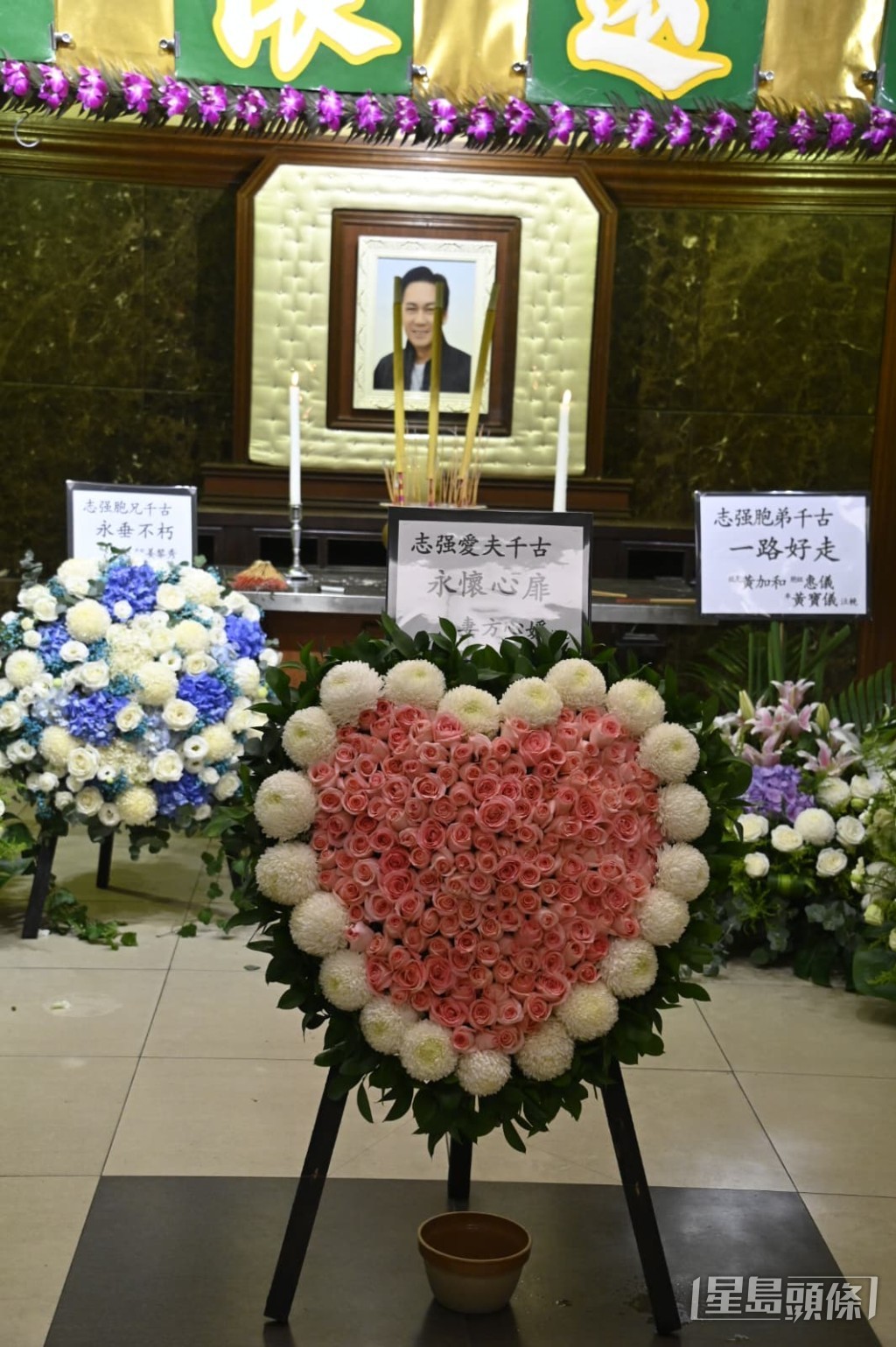 靈堂中央擺放了遺孀方心媛致送的心形花牌,伴隨著甄志強的遺照。