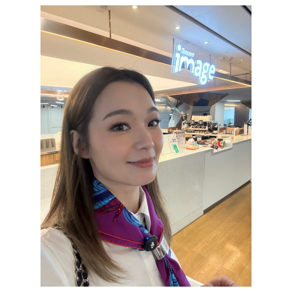 呂慧儀參觀騰訊總部時,亦不忘在公司內的咖啡廳 Tencent Image 打卡。