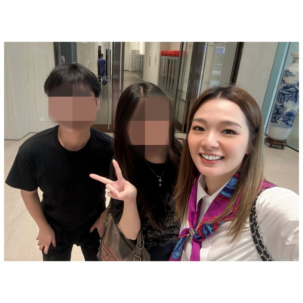 呂慧儀笑容滿面地與年輕的工作夥伴合照,盡顯親和力。