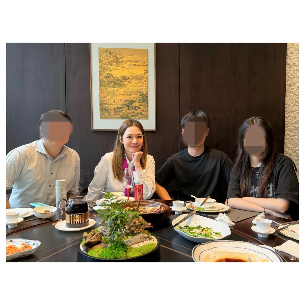 呂慧儀與合作夥伴們一起用餐,似乎在輕鬆的氛圍中商討公事。