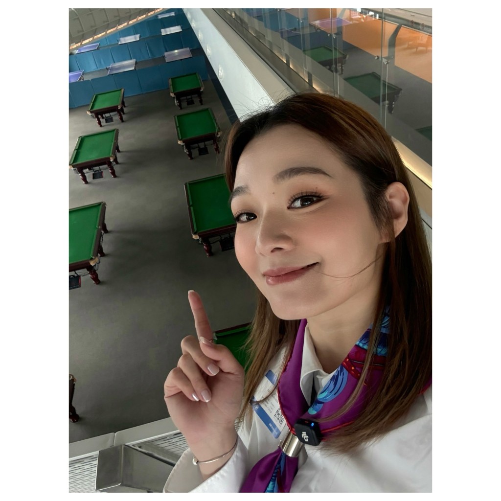 呂慧儀從高處俯瞰公司的桌球室,對這些康樂設施感到好奇。