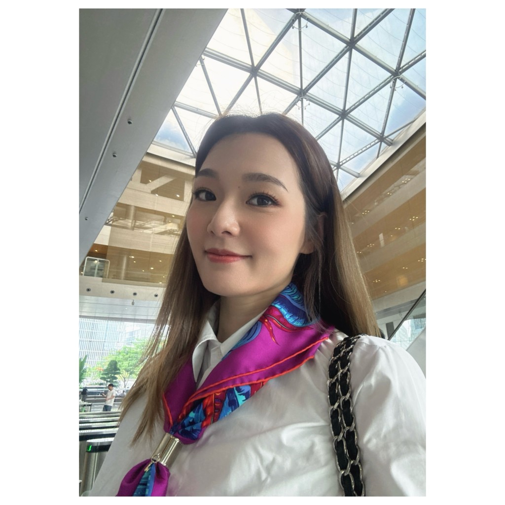 呂慧儀在充滿現代感的騰訊大樓內自拍,散發知性氣質。
