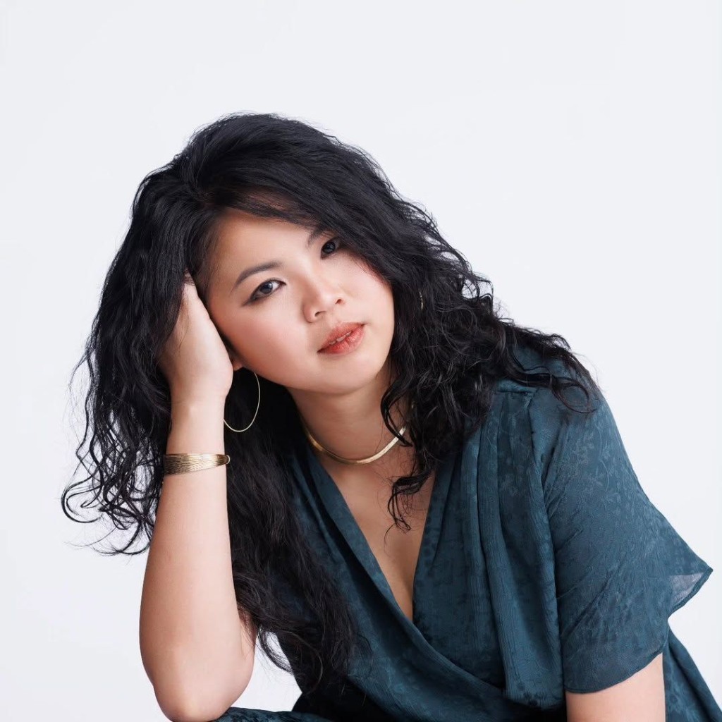 唐藝婷曾於香港演藝學院及香港浸會大學就讀。