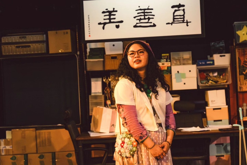 她在2025年創立了獨立劇團「騷癢」（Itchy Soul），致力拓展及普及小劇場藝術，推動本地文藝創作者交流。