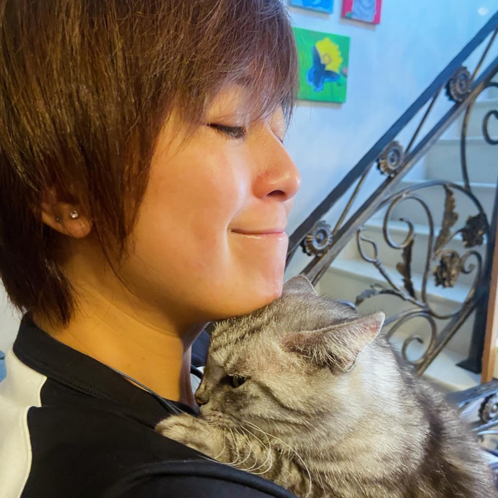 兩人因同樣愛護小動物而建立深厚感情，蔣祖曼視唐寧如家人。