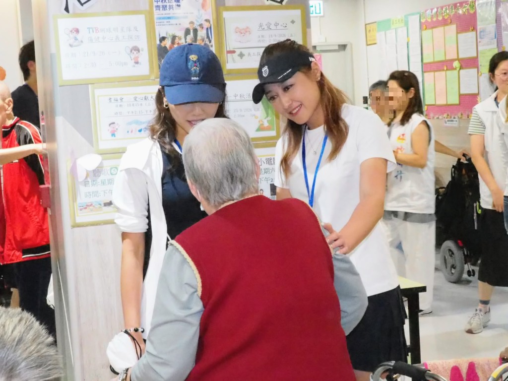 創會成員李思雅在活動中與長者一起遊戲互動。