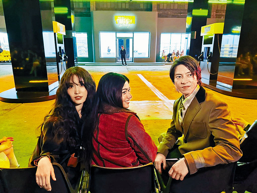 ■山下智久和Momo（左）亦同場撐日本品牌時裝騷。網上圖片