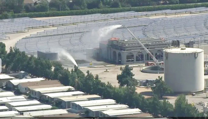 電視台直升機正在拉汶市大都會水局設施上空拍攝火災畫面。KTLA