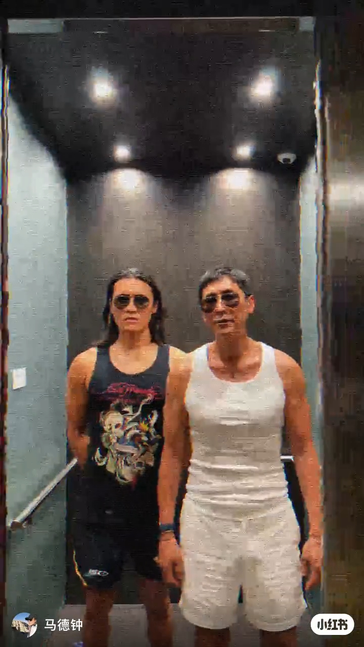 由於馬德鐘外形保持得非常好,馬在驤每次與父親同框都難免被網民拿來比較。