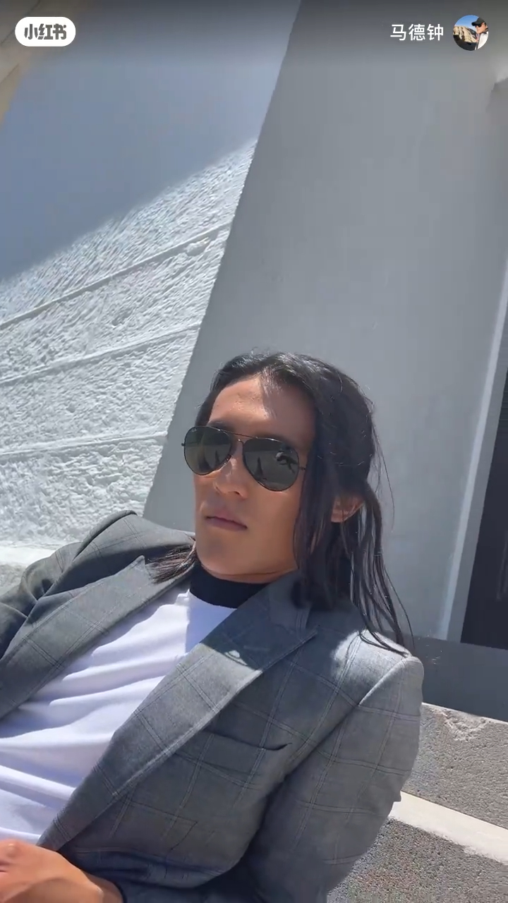 他遺傳了父親的好身形,穿衣服很有個人風格。