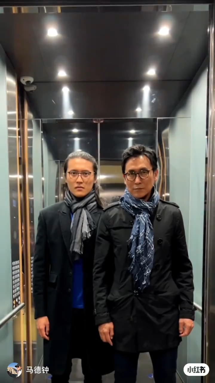 早前二人拍攝擺姿勢的影片,即引來不少網民留言。