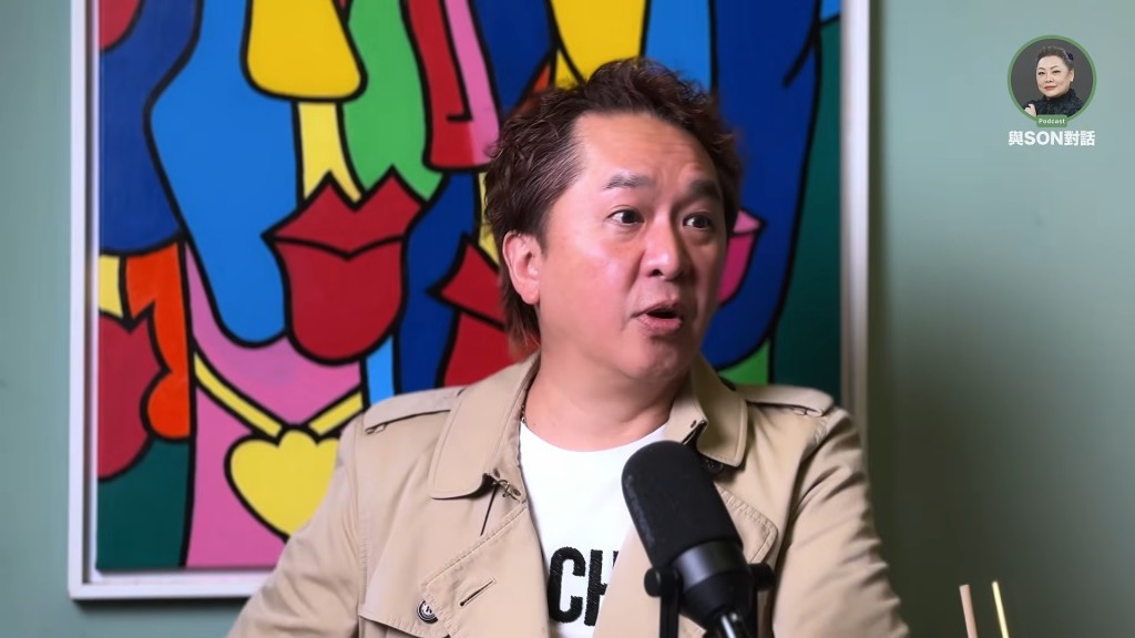 面對主持連串荒謬提問,鄧兆尊神色自若,表現淡定。(影片截圖:《與Son對話》)
