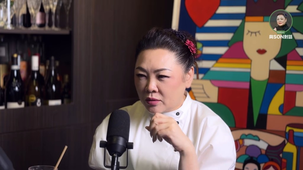 節目中Son姐面露不解,追問鄧兆尊為何少提母親祥嫂。(影片截圖:《與Son對話》)