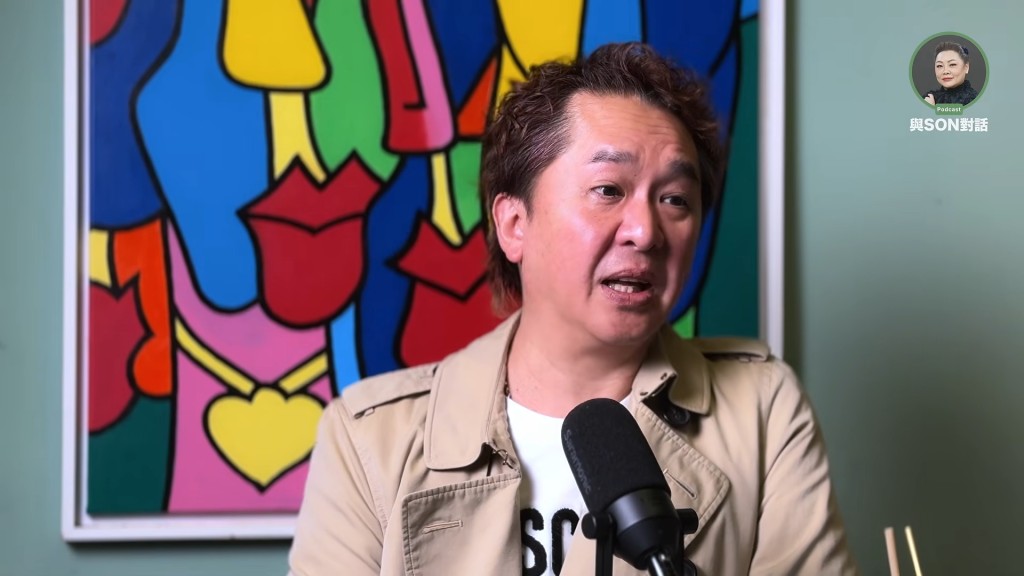 面對主持無根據且帶攻擊性的言論,鄧兆尊全程保持克制與風度。(影片截圖:《與Son對話》)