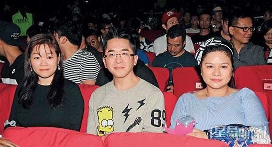 鄧兆尊曾與二奶車厘子和大婆Carmen一同觀看演出。