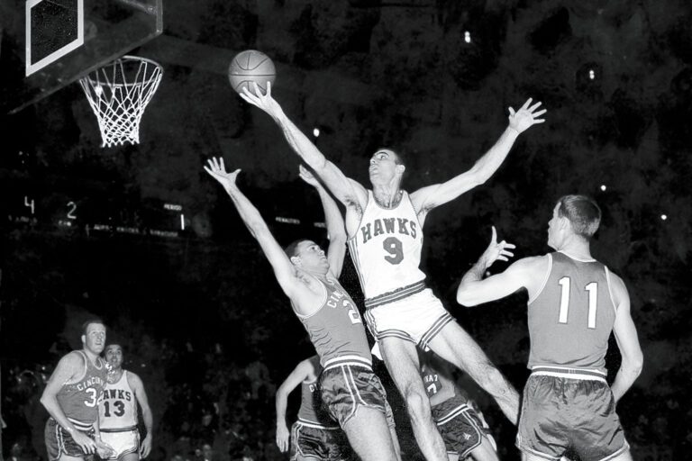 圖為1957年12月10日，效力於老鷹的佩蒂特（9號）出戰對陣皇家的NBA比賽。美聯社
