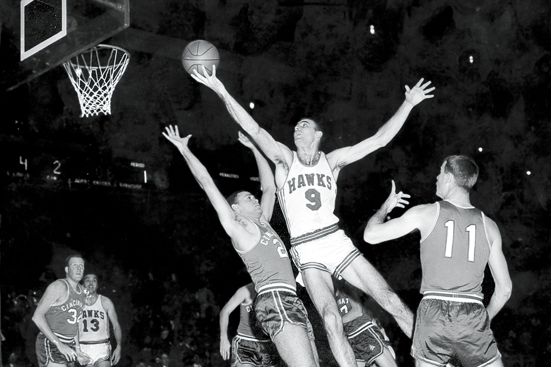 圖為1957年12月10日,效力於老鷹的佩蒂特(9號)出戰對陣皇家的NBA比賽。美聯社