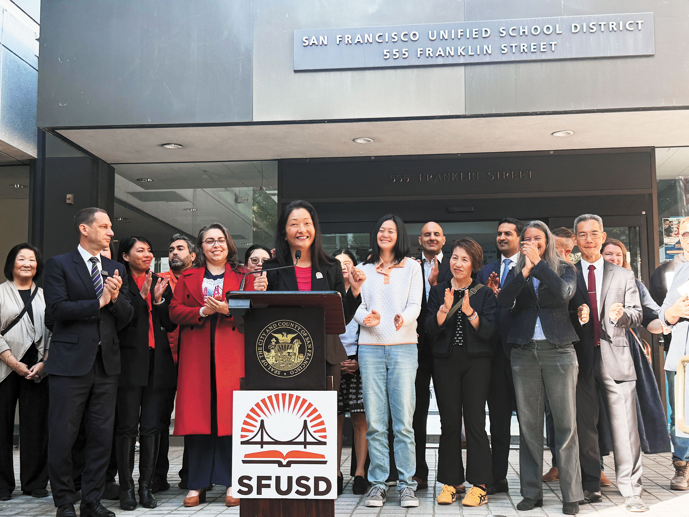 總學監史瑞慶宣布明秋開辦全市首所公立普通話沉浸式TK至八年級學校，市長羅偉、教育委員、教師工會及社區代表到場支持。記者蘇婕雅攝