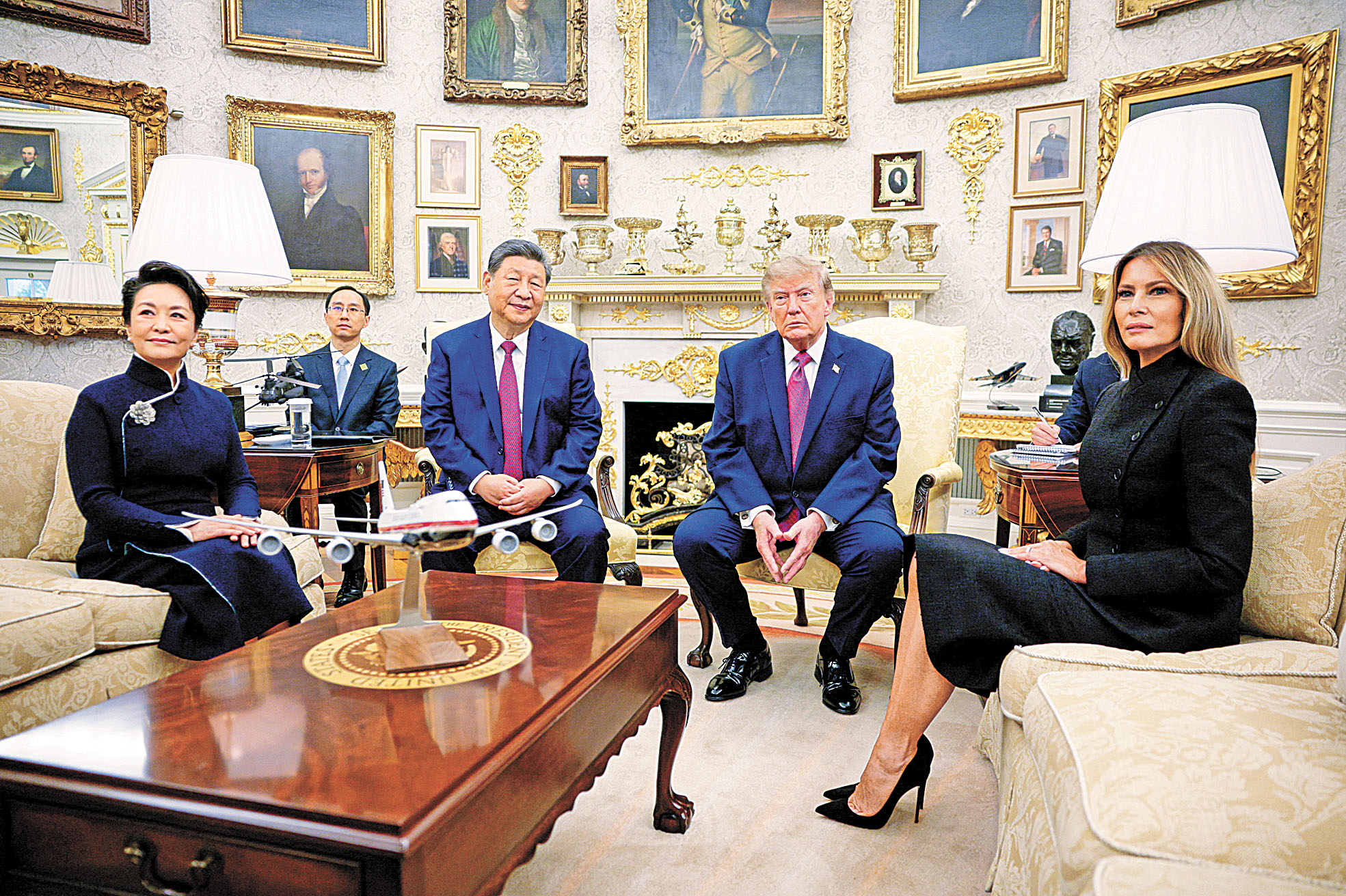 特朗普與夫人在白宮橢圓形辦公室會見習近平及其夫人。路透社