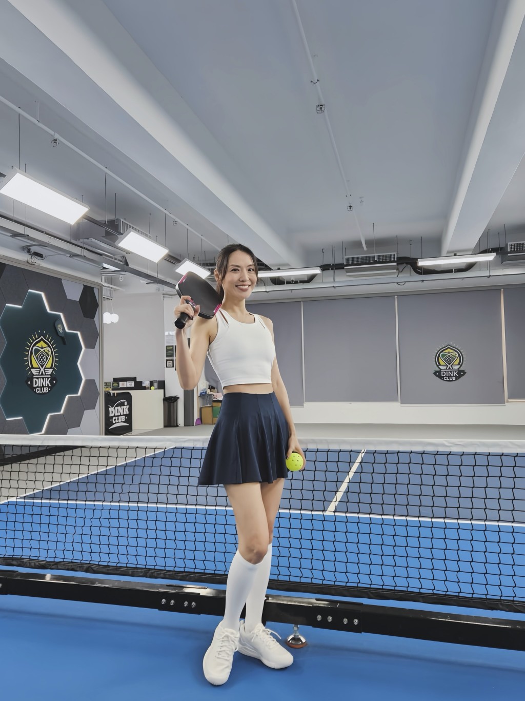 陳煒單手舉起球拍,散發陽光氣息,凍齡美貌獲網民讚賞。