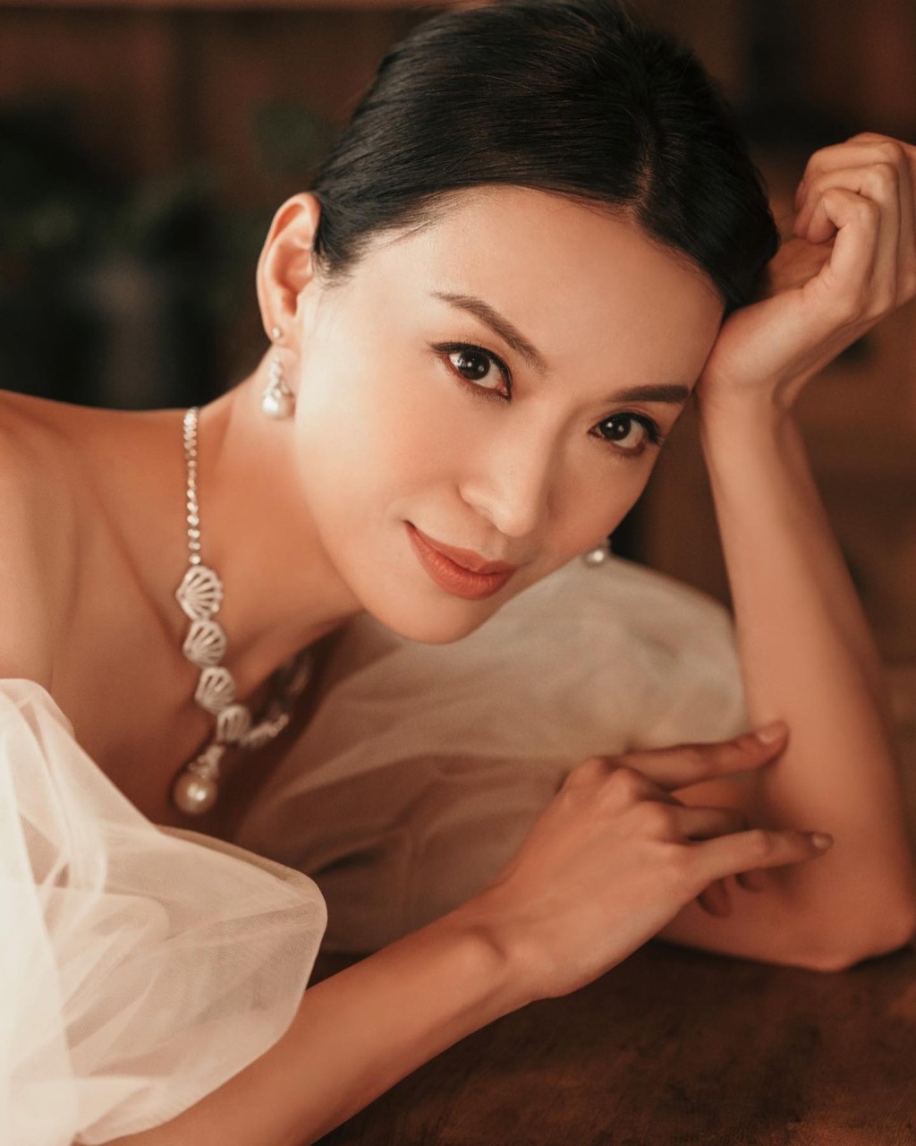 陳煒2022年拍攝的婚紗照展現性感一面。