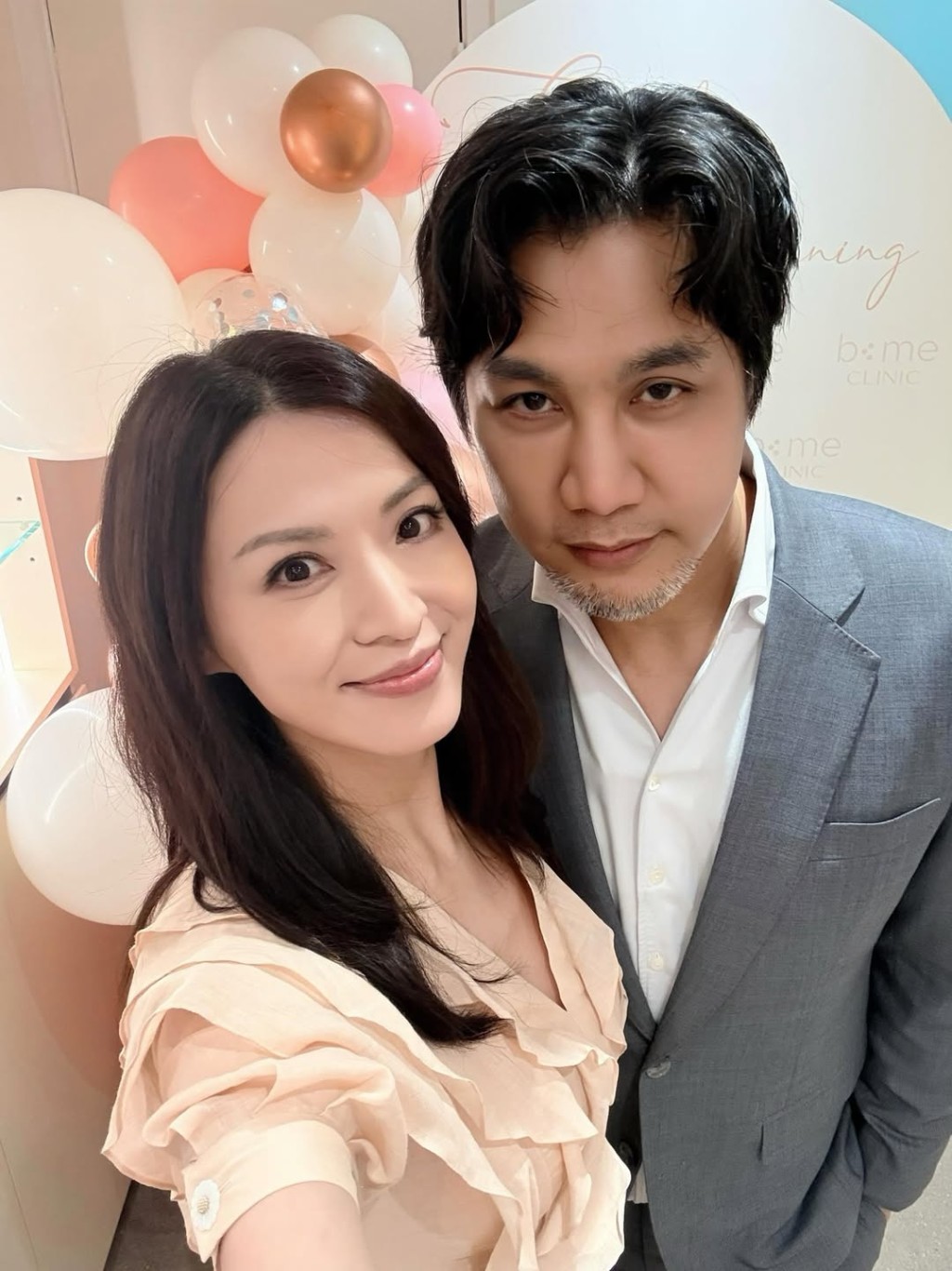 陳煒早前在IG上載與老公陳國強的甜蜜合照,祝賀其新醫美中心開業。